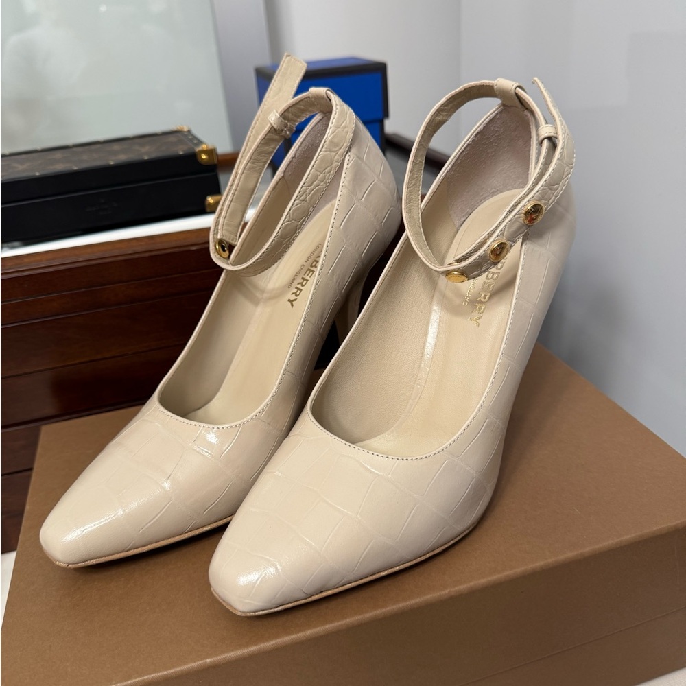 Burberry Teddy Beige Leather 105 Pumps – Size 36
